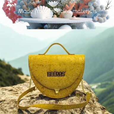 Borsa a mezzaluna NEERAS' modello Demi-Lune in materiale riciclato color giallo senape con motivo floreale in rilievo, manico rigido e traco