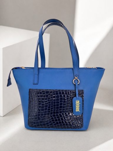 Borsa blu con dettagli in pelle croco e manici, elegante e moderna.