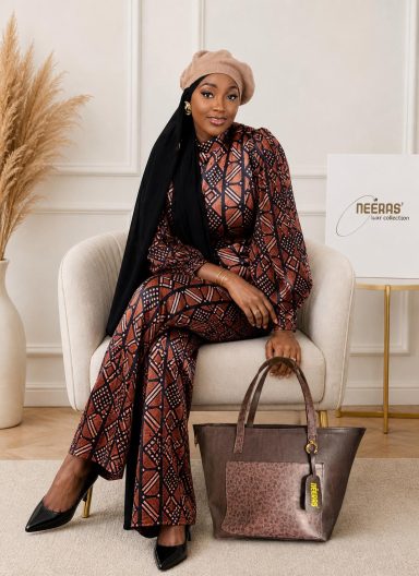 Borsa NEERAS' Vayen #3 – Look marrone taupe, pelle italiana, design artigianale africano