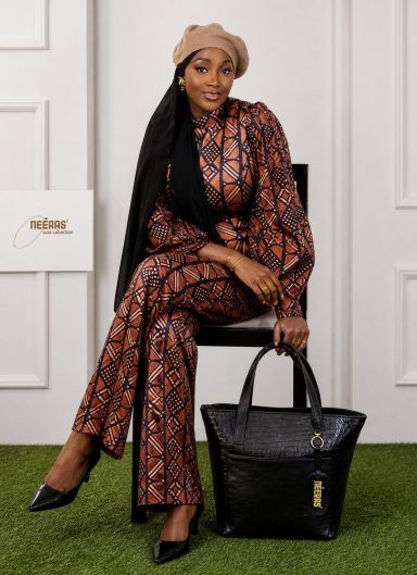Borsa NEERAS' Vayen #4 – Look nero croco, pelle italiana, design artigianale africano